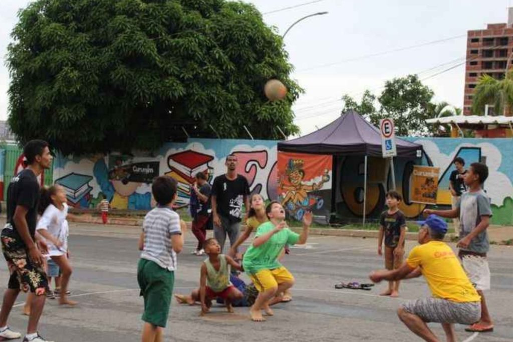Crianças brincando na rua