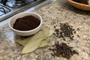 Café, louro, pimenta e cravo usados em repelente caseiro contra baratas