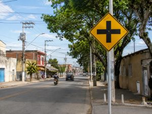 placa amarela com cruz preta
