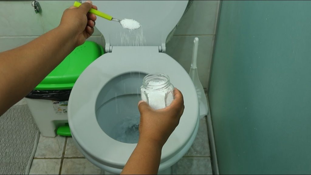 colocando sal no vaso sanitário