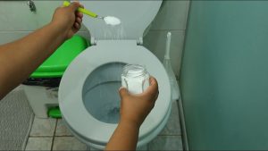 colocando sal no vaso sanitário