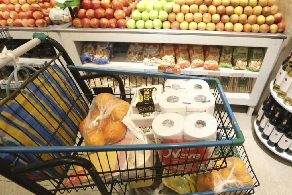 Carrinho de supermercado cheio