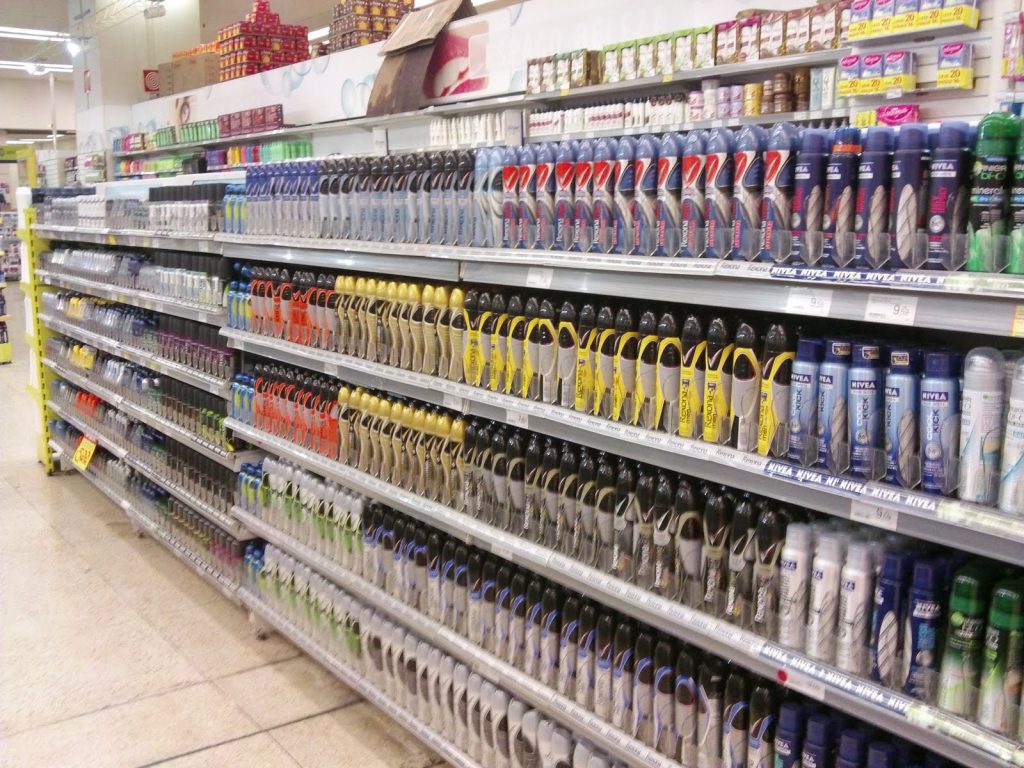desodorantes na gôndula do supermercado