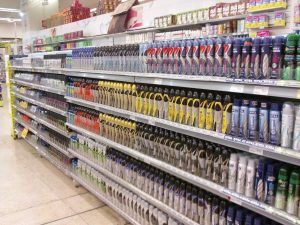 desodorantes na gôndula do supermercado