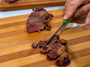 Carne macia sendo cortada