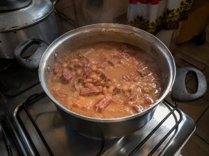 feijão com carne seca na panela