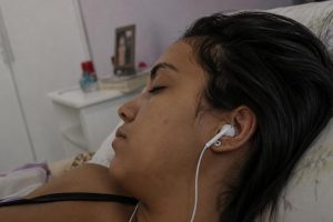 mulher dormindo com fone de ouvido