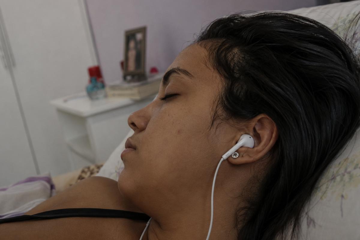 mulher dormindo com fone de ouvido