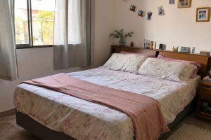Colchão sobre cama em quarto doméstico confortável