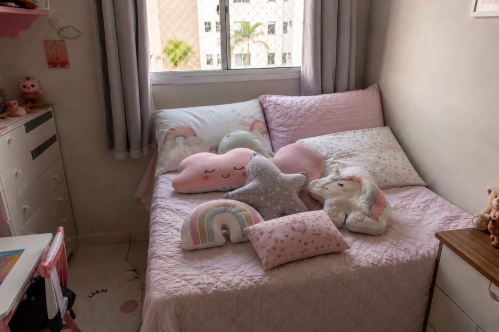 Diferentes tipos de travesseiro sobre uma cama