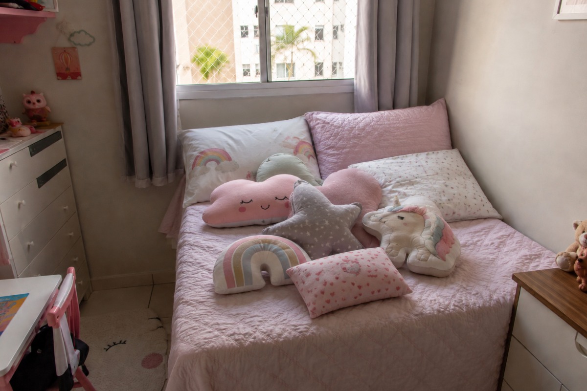 Diferentes tipos de travesseiro sobre uma cama