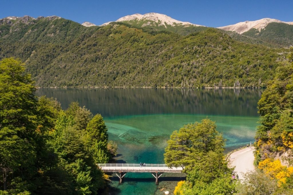 Montanhas e lago na Patagônia argentina durante viagem de férias