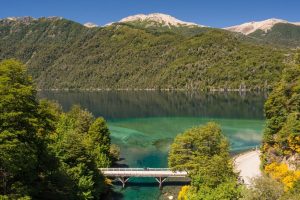 Montanhas e lago na Patagônia argentina durante viagem de férias
