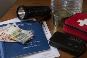 Dinheiro em espécie junto a itens de emergência doméstica