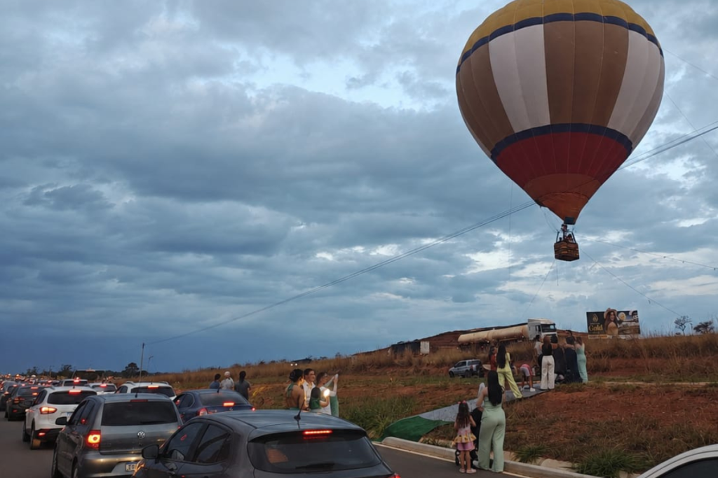 Balão surge na BR-060, chama atenção de motoristas e intriga moradores de Anápolis