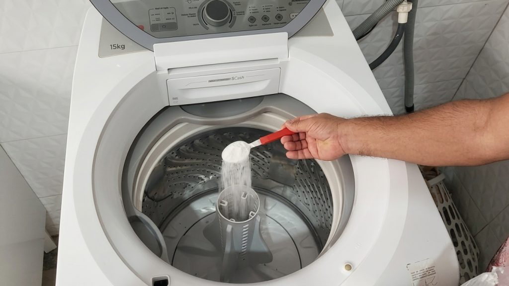 bicarbonato de sódio sendo jogado na máquina
