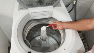 bicarbonato de sódio sendo jogado na máquina