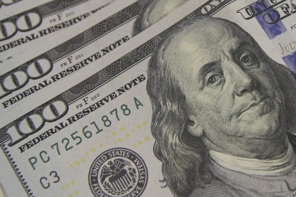 Dólar fecha em alta com dados de inflação nos EUA; Bolsa fica estável com IPCA-15