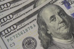 Dólar fecha em alta com dados de inflação nos EUA; Bolsa fica estável com IPCA-15