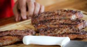 carne ao ponto na tábua