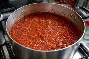 Molho de tomate caseiro cozinhando lentamente em panela