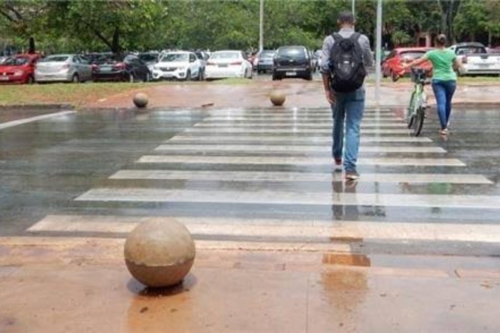 Bola cinza na calçada