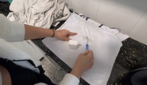 roupa branca sendo limpa