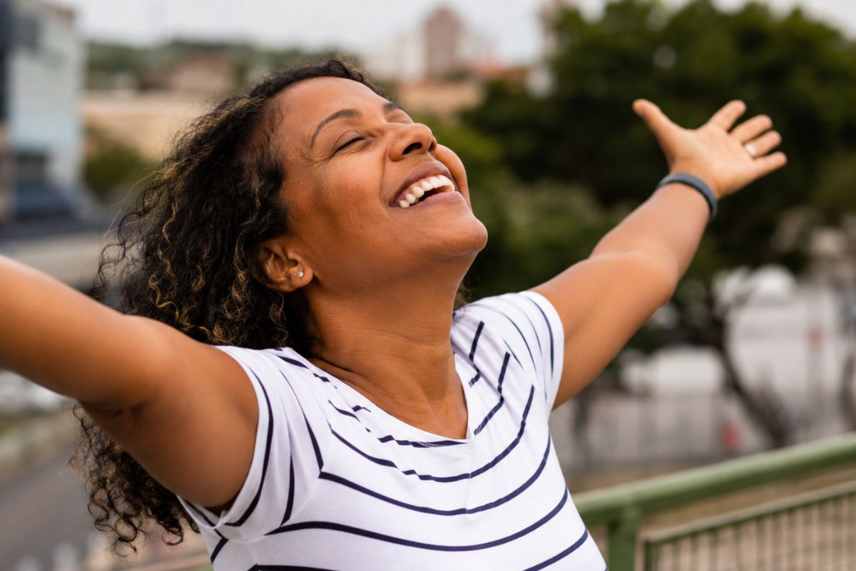 mulher feliz e aliviada