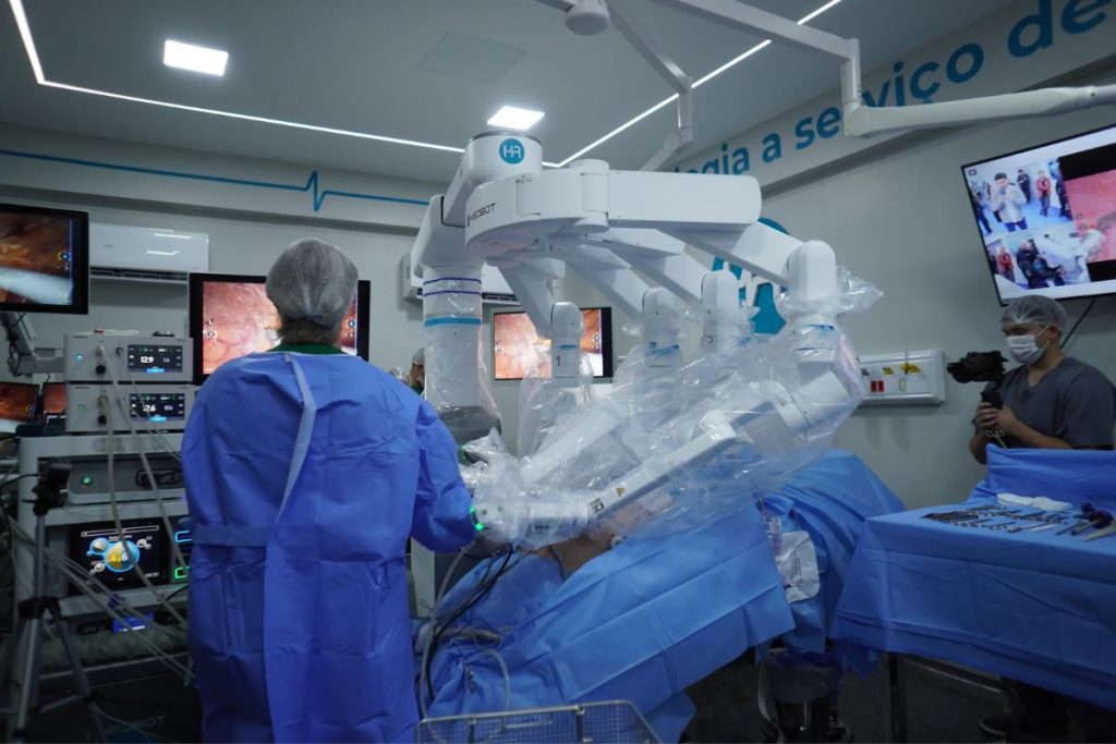 Procedimento inédito conecta médico no Chile a paciente em Goiânia a quase 3 mil km