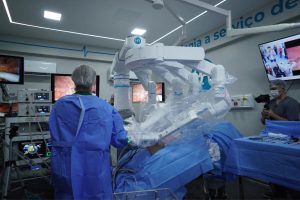 Procedimento inédito conecta médico no Chile a paciente em Goiânia a quase 3 mil km
