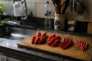 Pimenta-de-cheiro, biquinho, dedo-de-moça e malagueta lado a lado