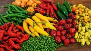 Pimenta-de-cheiro, biquinho, dedo-de-moça e malagueta lado a lado