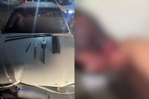 Carro ficou com vidros danificados durante a confusão entre sogro e genro na Vila Jaiara, em Anápolis. (Foto: Reprodução)