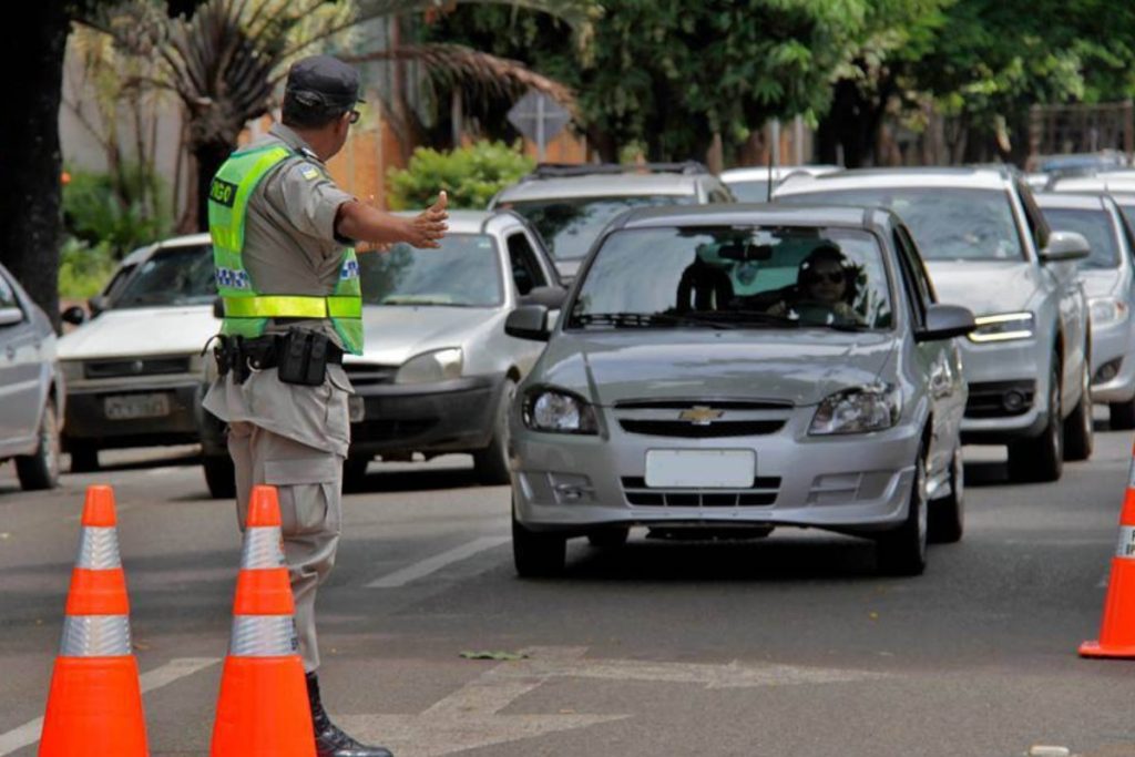 Guarda abordando carro em blitz