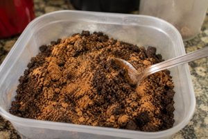 mistura de canela com borra de café