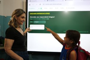 Mãe de aluno desenvolve aplicativo usado por escola municipal de Goiânia