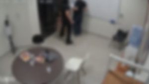 Adolescente atacou professor com canivete durante aula em Manaus.