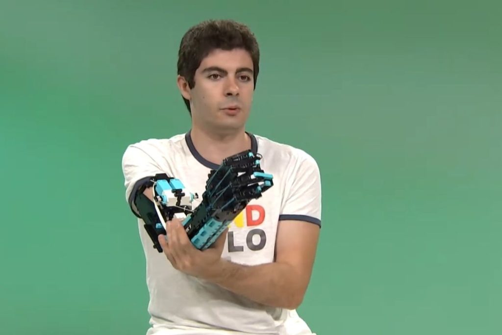 David Guillar com prótese de LEGO