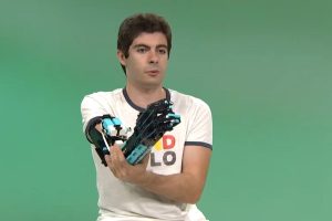David Guillar com prótese de LEGO