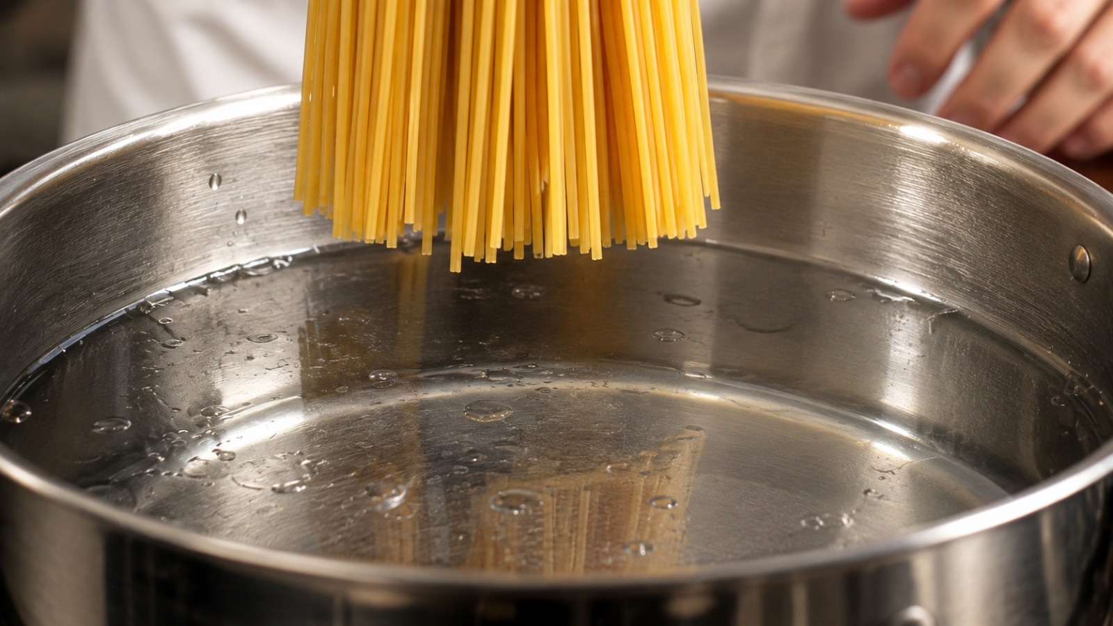 Chefs explicam por que colocar óleo na água do macarrão pode ser um erro