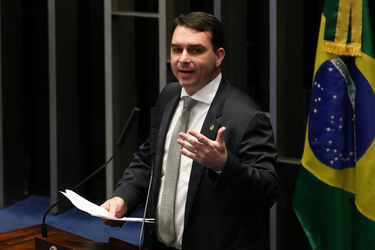 Flávio Bolsonaro encontra ministro de Bukele, ignora violações e diz que há poucos presos no Brasil
