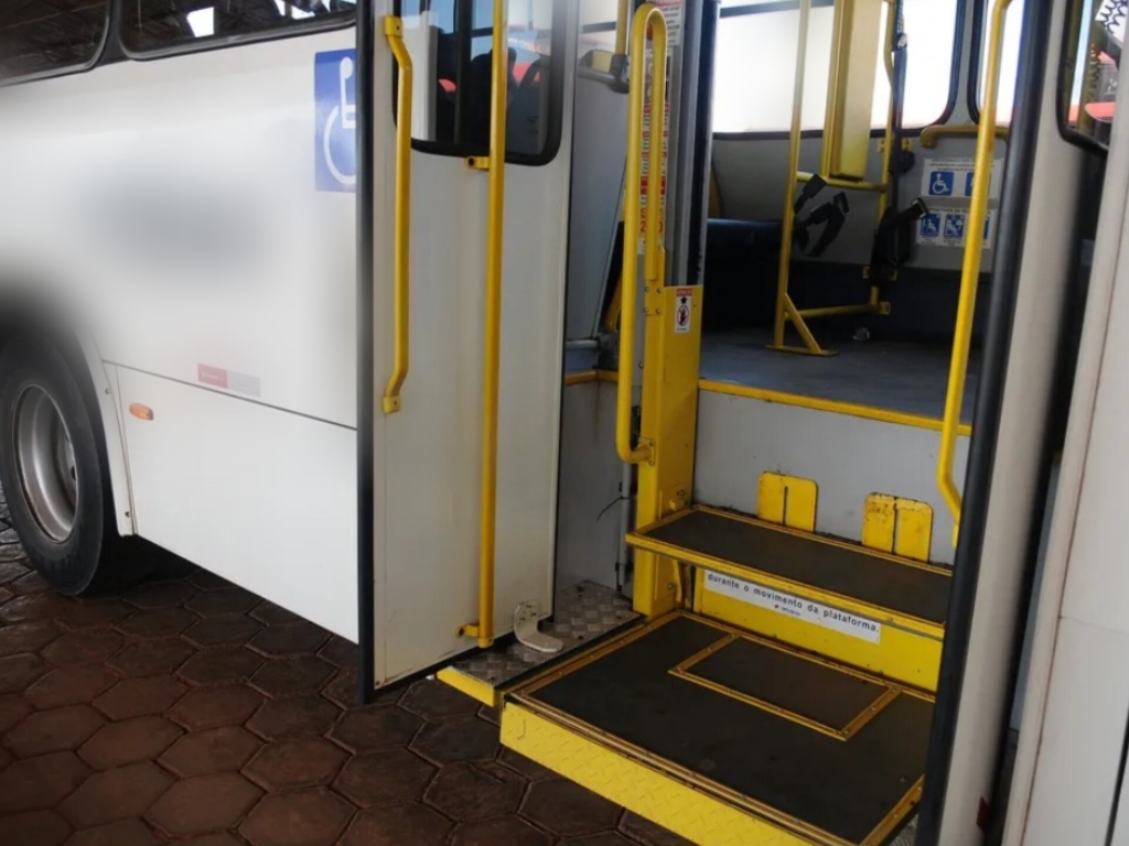 Após 39 horas sem conseguir descer de ônibus, cadeirante ganha indenização de R$ 7 mil