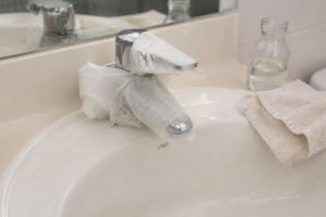 torneira com papel-toalha e vinagre