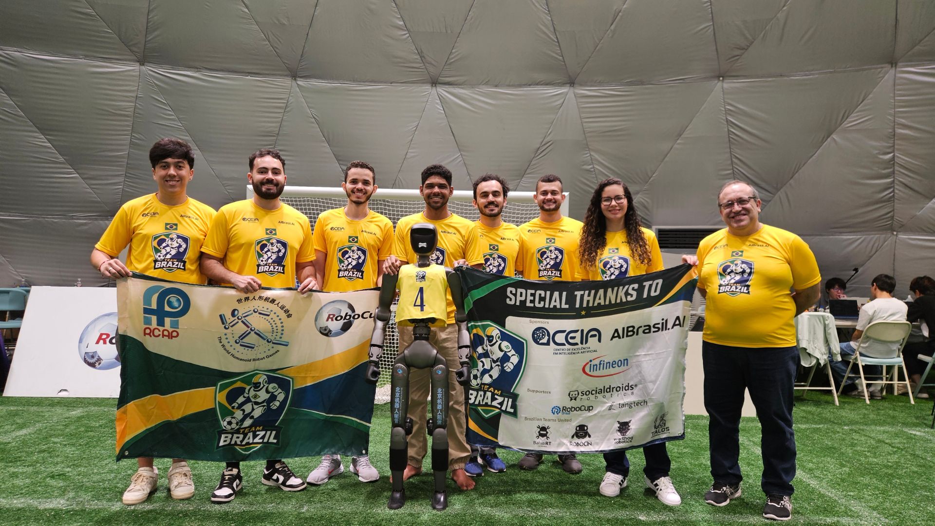 Equipe brasileira que participou das Olimpíadas dos Robôs Humanoides na China tinha CEIA-UFG como um dos patrocinadores.