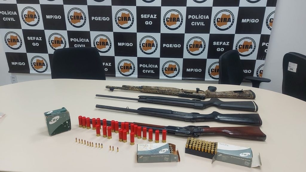 Armas de fogo longas e munições foram apreendidas na propriedade rural onde os irmãos foram localizados. (Foto: Divulgação/Cira-GO)