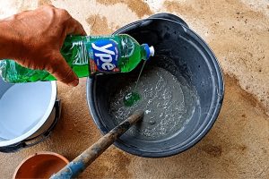 misturando concreto com detergente