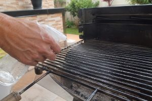 Vinagre sendo borrifado sobre a grelha antes do churrasco