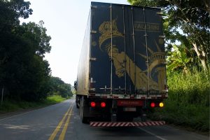 Caminhão dando seta para esquerda