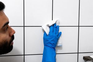 limpando azulejo sujo