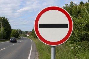 placa de trânsito redonda com círculo vermelho nas bordas e linha preta
